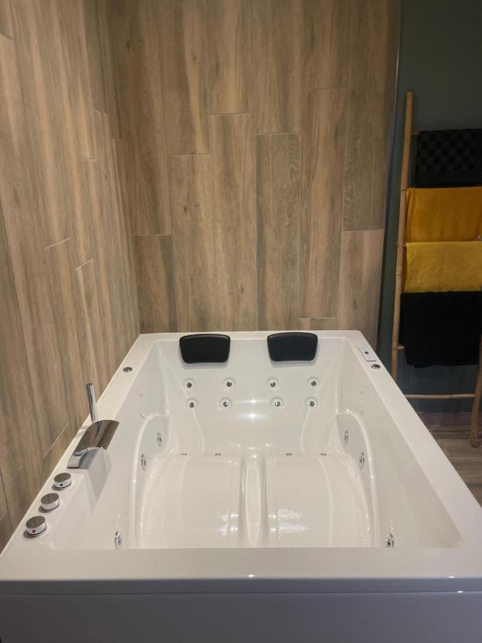 Jacuzzi Apartment Sacquenville